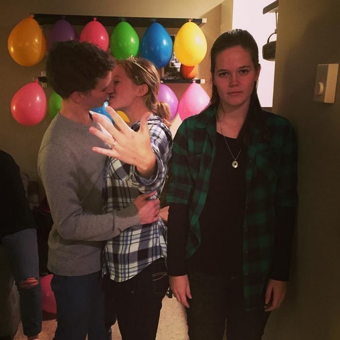 third wheel en fiesta con globos