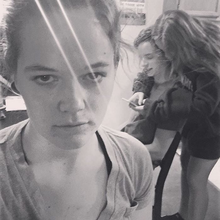 third wheel chica mal tercio en blanco y negro