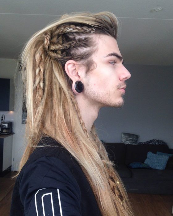 hombre rubio con trenzas 