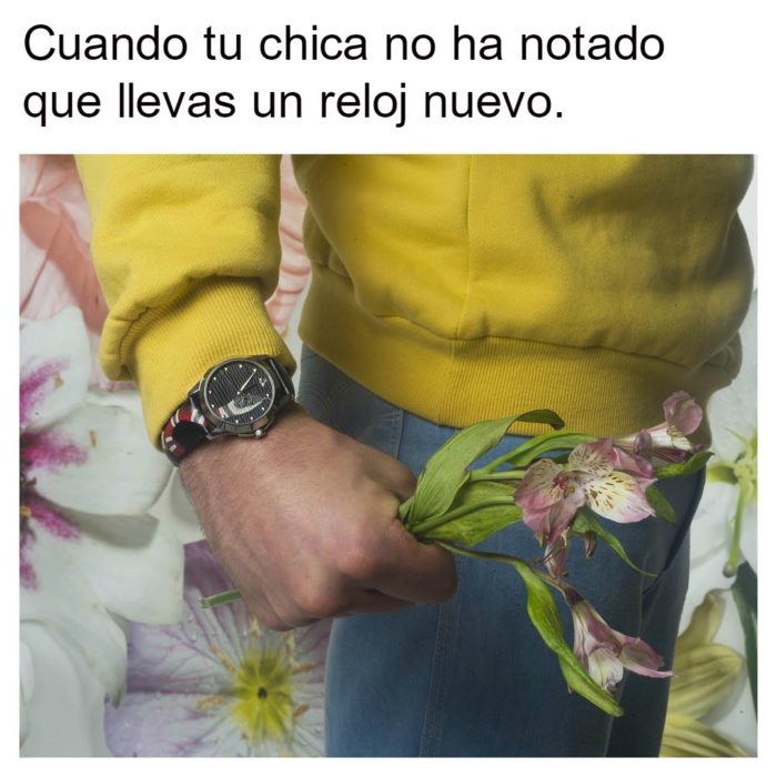 hombre con reloj en la mano y flores 