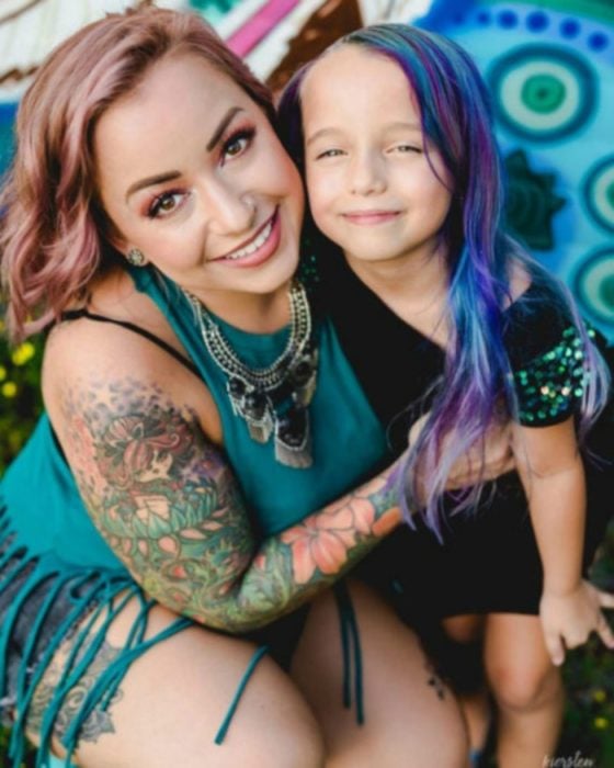 mujer rubia al lado de una niñca con cabello de colores 
