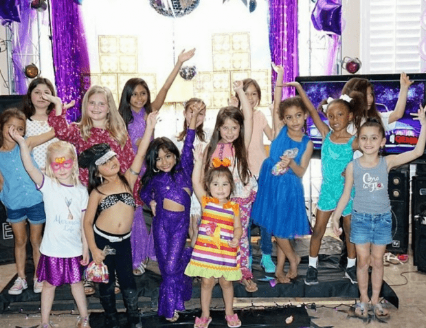 niños y niñas en una fiesta de cumpleaños 