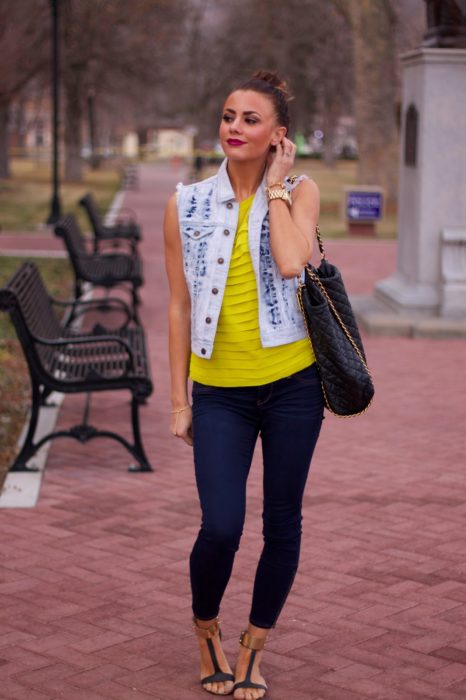 mujer con blusa amarilla y chaleco de mexclilla