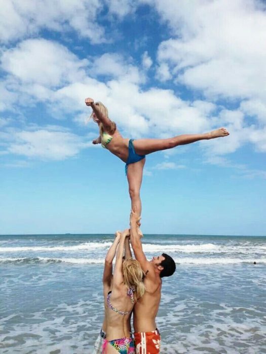 hombres levantando a mujer porrista 