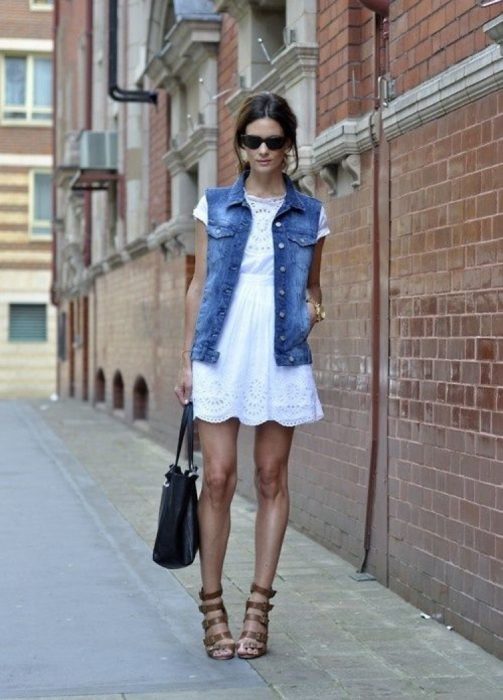 mujer con vestido blanco y chaleco de mezclilla