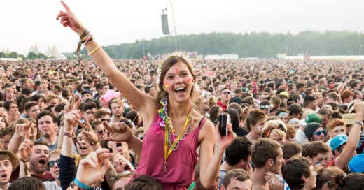 Las chicas que van a conciertos son más felices que el resto: Estudio