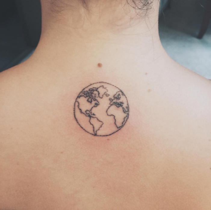 mujer con tatuaje en la espalda 
