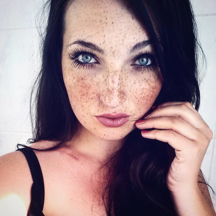 Chica con su rostro lleno de pecas