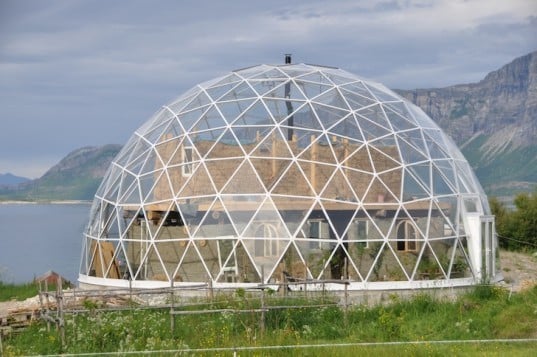 Casa en el círculo ártico construida bajo una cúpula 