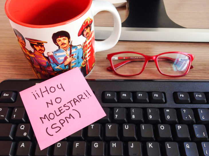 teclado lentes taza y nota sindrome premenstrual 