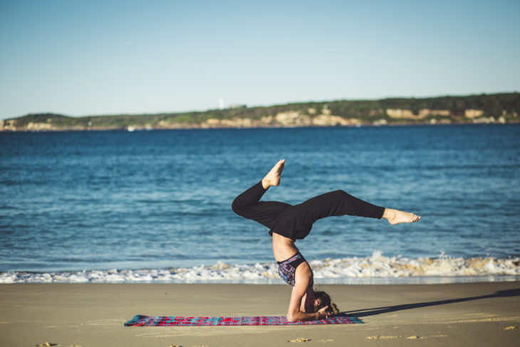 chica haciendo yoga