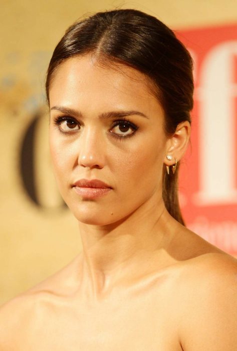 mujer enojada con cabello recogido 