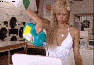 Paris Hilton lavando ropa
