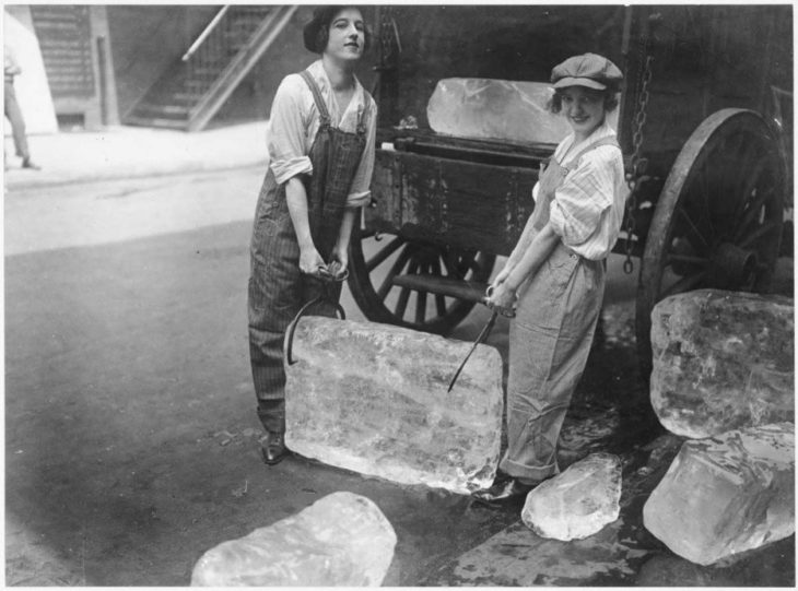 chicas cargando hielo