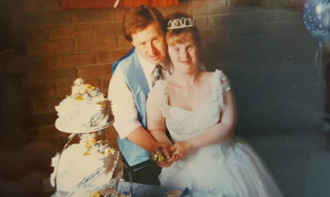Pareja con Síndrome de Down el día de su boda hace 22 años