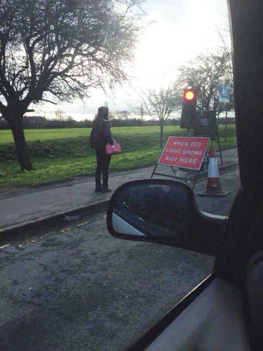 Chica esperanado en una parada de alto