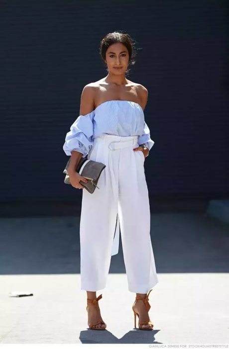 Chica posando con una blusa campesina