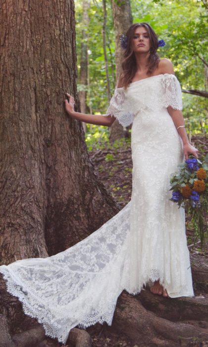 Novia mostrando sus hombros en el vestido de novia 