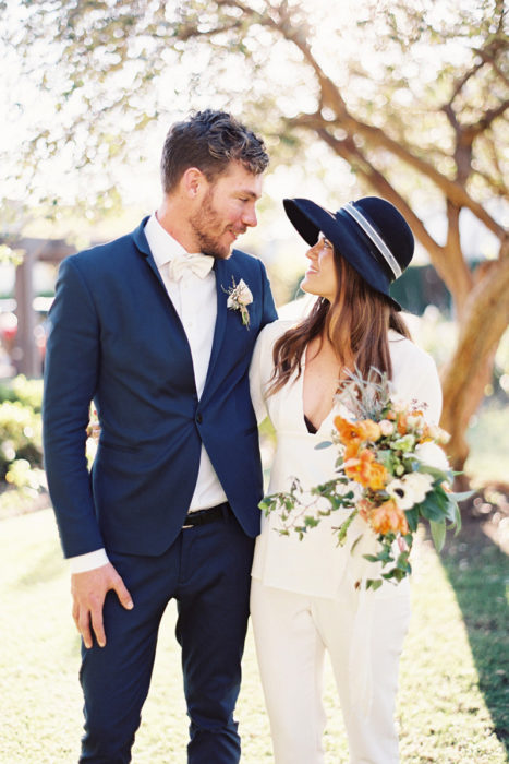 Novia usando un traje en lugar de un vestido de novia