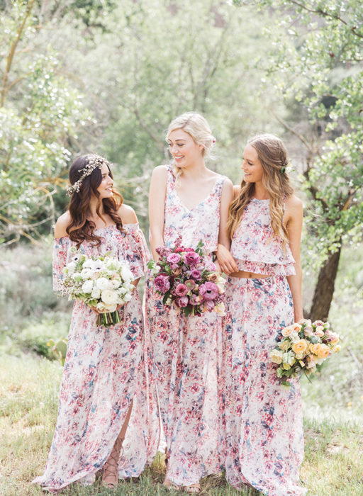 Damas de honor usando un vestido rosa con estampados 