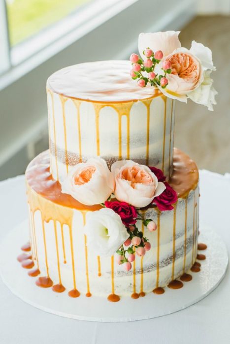 Pastel de bodas con una cascada de dulce