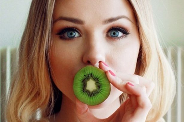 chica comiendo fruta