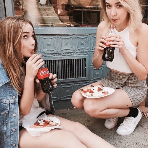 chicas comiendo pizza