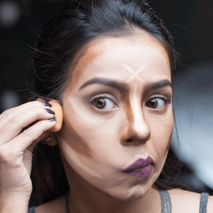 GIF chica haciendose contouring 