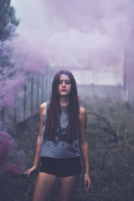 chica con ansiedad y depresión caminando por el campo violeta