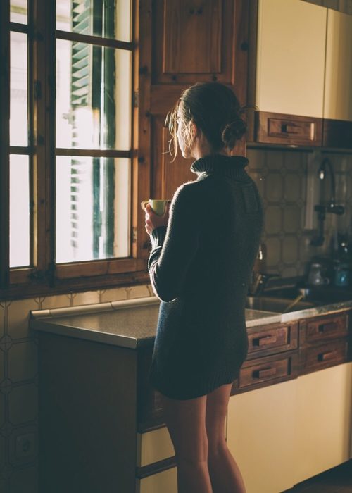 mujer con ansiedad y depresión tomando café