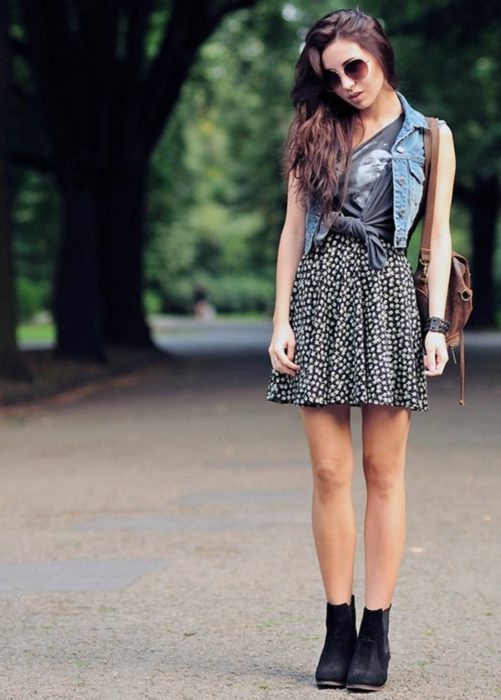 chica con vestido y chaleco de mezclilla