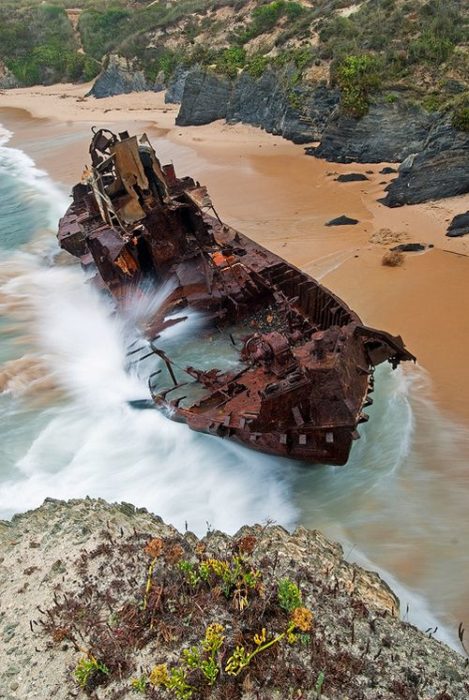 barco hundido en vilanova de milfontes, portugal