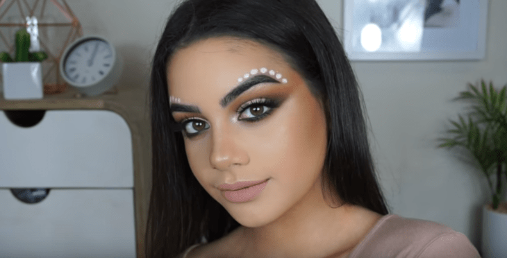 mujer morena con maquillaje y puntos blancos 