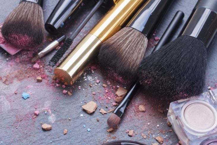 brochas de maquillaje sucias