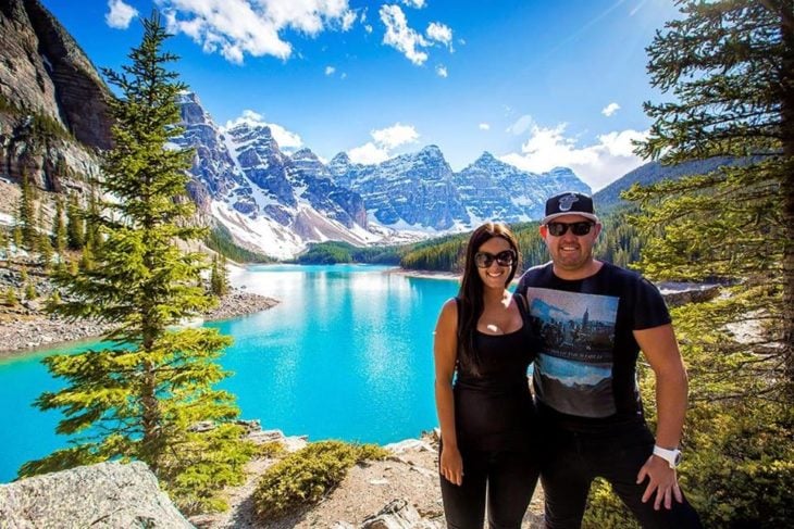 dale y karlie atrás montañas y lago
