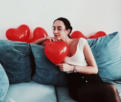 chica con globos de corazón