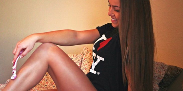chica con rastrillo viejo