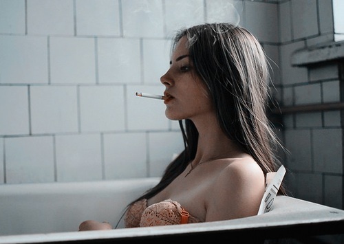 chica fumando en la bañera