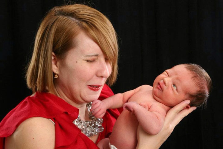 chica no sabe cargar a un bebe