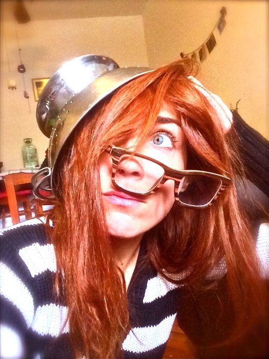 chica peliroja con lentes chuecos