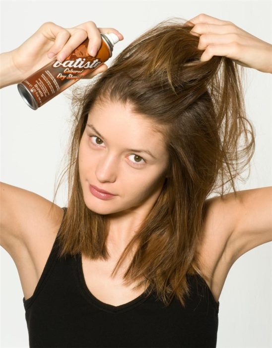 chica usando shampoo en spry