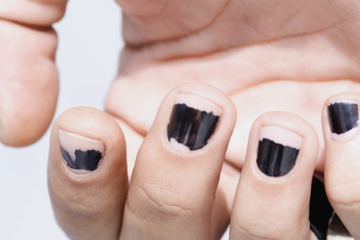 comerte el esmalte de las uñas
