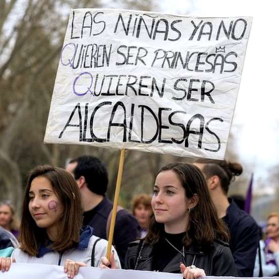 Chicas en marcha día de la mujer con pancarta niñas ya no quieren ser princesas