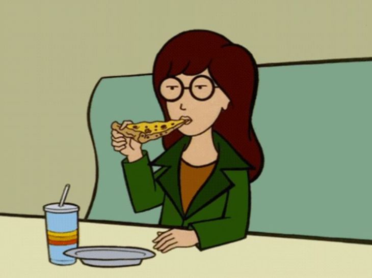 Daria comiendo pizza