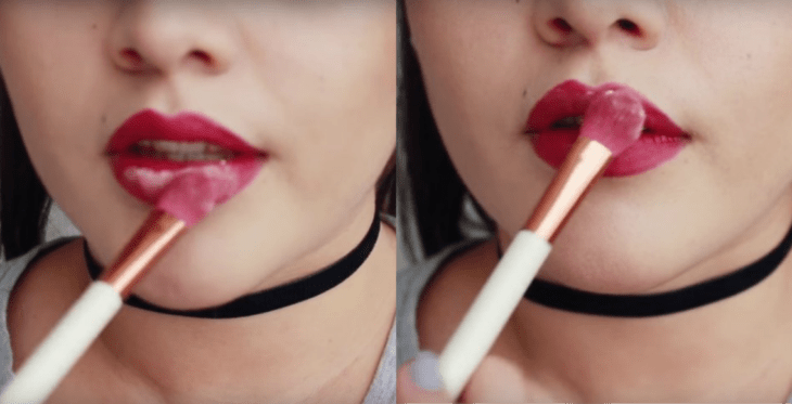 mujeres con labios maquillados rojos 