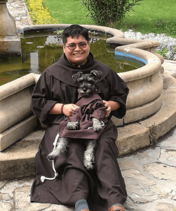 frayle con perrito