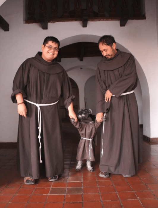 frayles consintiendo al perrito