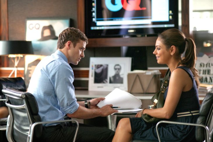 friends with benefits platicando en la oficina