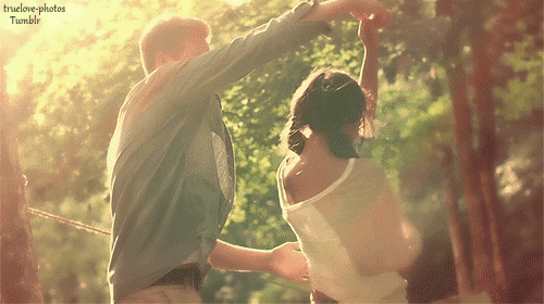 gif pareja feliz bailando bajo el sol