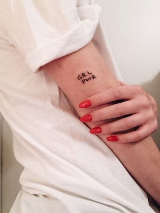 mujer con tatuaje en el brazo 